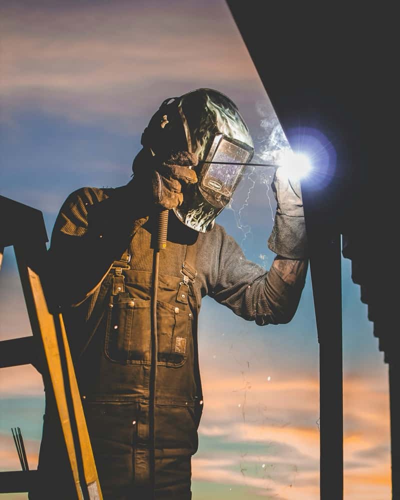 Metallbauer beim Schweissen in der Dämmerung