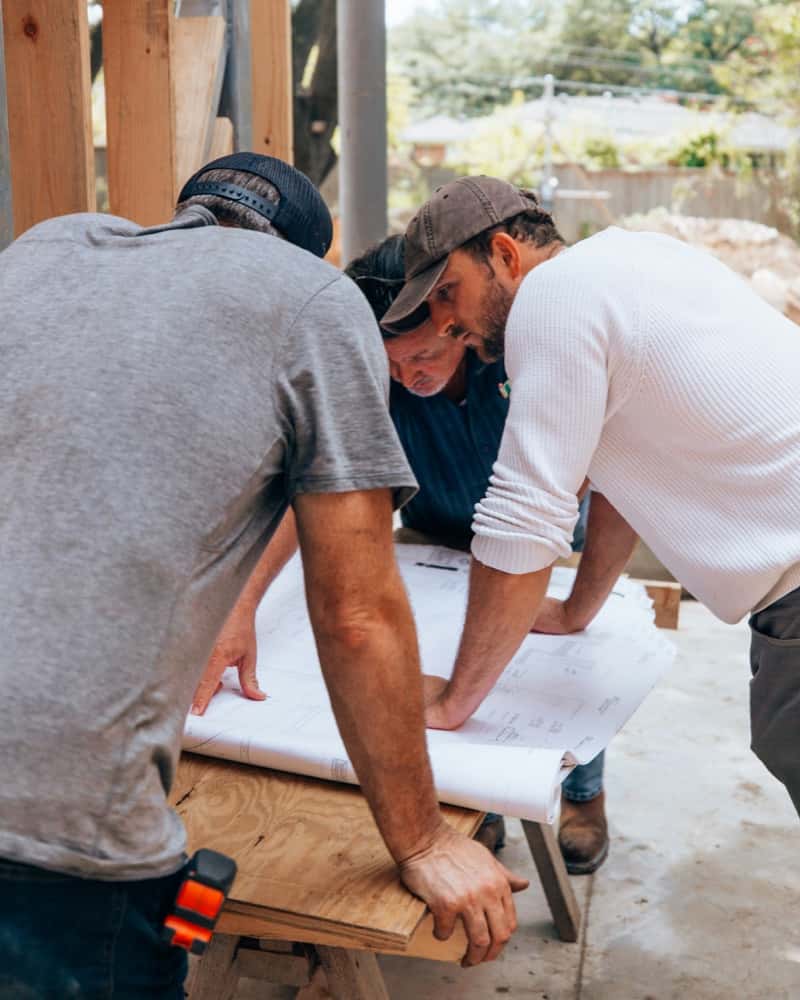 Handwerker-Team bespricht einen Bauplan