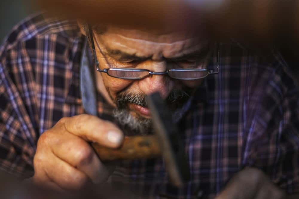 Handwerker prüft konzentriert ein Werkstück